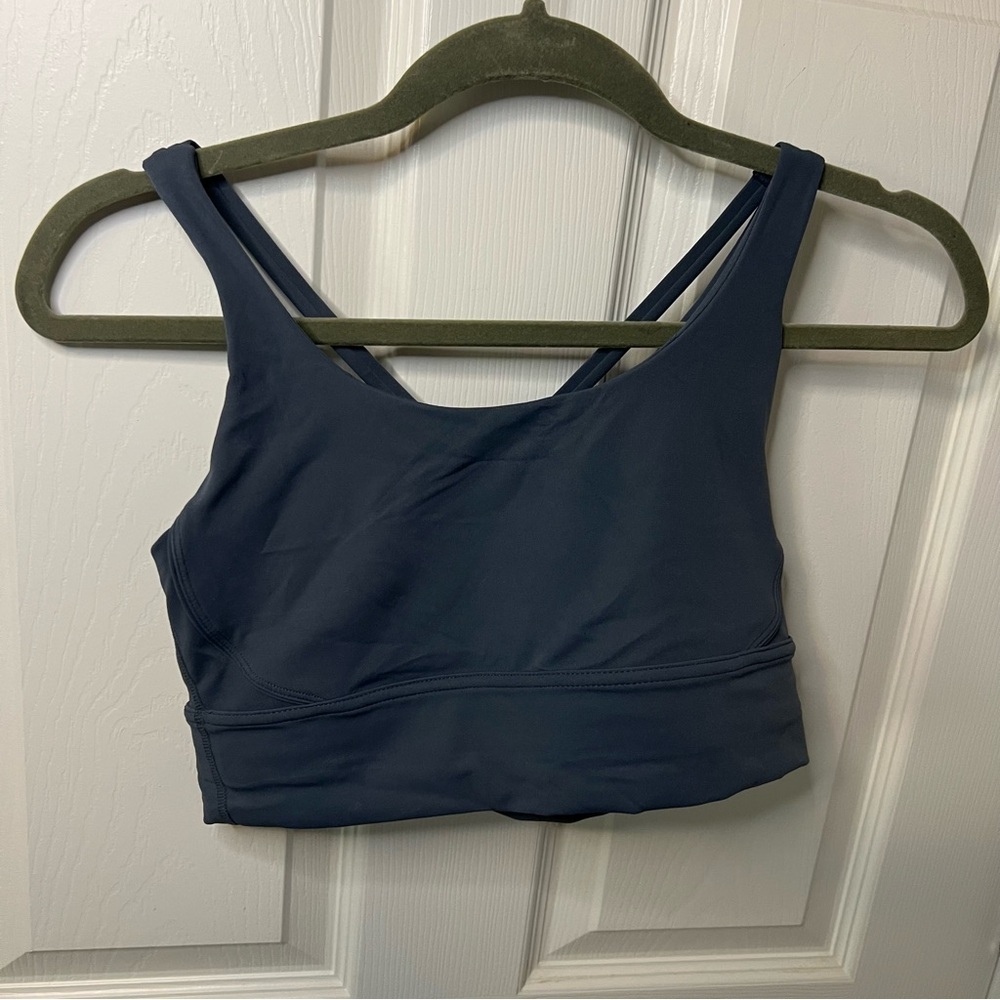 Navy Blue Sports Bra with Wide Shoulder Straps and Moisture-Wicking Fabric